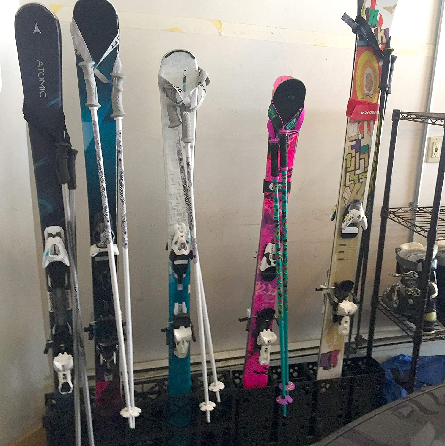Support mural horizontal robuste pour skis et bâtons de ski